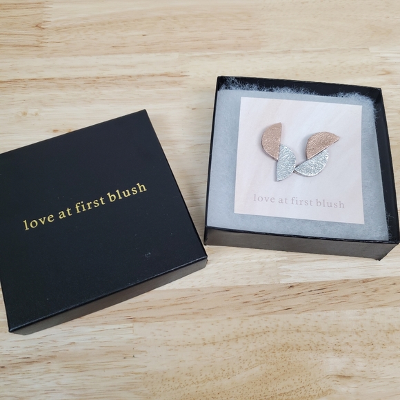 Love at First Blush Earrings Studs - Picture 1 of 4